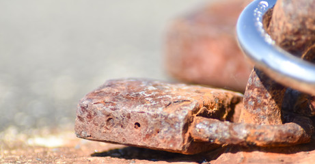 Stara, metalowa, zardzewiała kłódka.