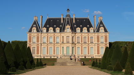 Fototapeta na wymiar Château du parc de Sceaux dans les Hauts-de-Seine, façade ouest, côté jardin, au bout d'une allée (France)