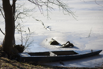 łudka na zimowym zamarzniętym jeziorze © qrrr