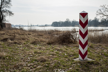 Polski słup graniczny przy rzece Odrze - obrazy, fototapety, plakaty