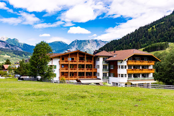 Alpenlandschaft mit Häusern