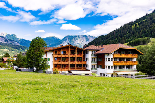 Alpenlandschaft mit Häusern