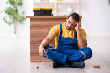Obraz premium Young male carpenter working indoors