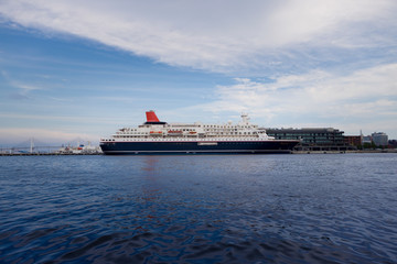 夏の横浜湾を海上から望む
