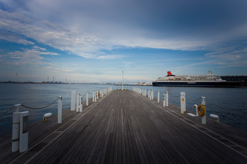 夏の横浜港に伸びる桟橋