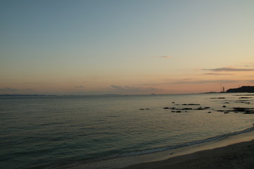 横須賀市観音崎付近の夕日に染まる海岸