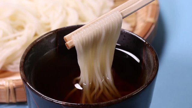 そうめんを食べる