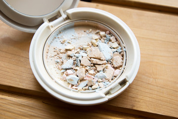 割れたパウダー　ファンデーション　化粧品