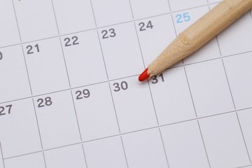 カレンダーと赤鉛筆