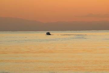 Naklejka premium 江ノ島海岸から見る行き交う船