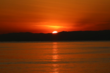 Fototapeta na wymiar 江ノ島海岸から見る伊豆半島に沈む太陽 