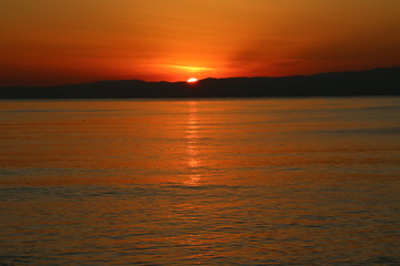 江ノ島海岸から見る伊豆半島に沈む太陽
