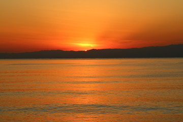 Obraz premium 江ノ島海岸から見る伊豆半島に沈む太陽 