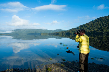 ニュージーランド、南島、マポウリカ湖を撮影するアクティブシニア男性