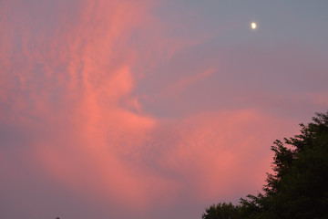 赤焼けの夕焼け空と月