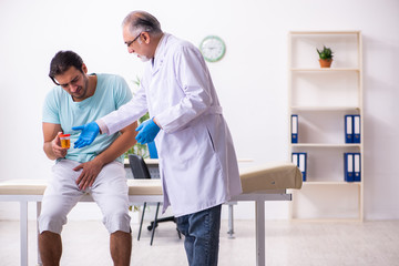 Obraz premium Young male patient visiting experienced doctor