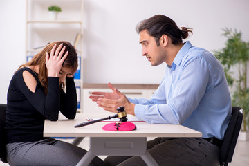 Obraz premium Young pair in courthouse in divorcing concept