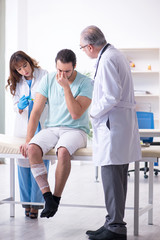 Obraz premium Young leg injured man in the hospital