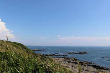 神奈川県三浦半島の南端にある城ヶ島の遊歩道から岩場をのぞむ