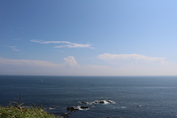 神奈川県三浦半島の南端にある城ヶ島公園の遊歩道から海岸線をのぞむ