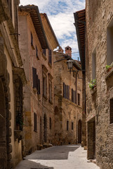 Leere Straße in der Altstadt von Montepulciano in der Toskana in Italien 