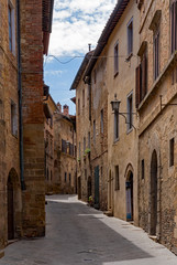 Fototapeta na wymiar Einsame Straße in der Altstadt von Montepulciano in der Toskana in Italien 