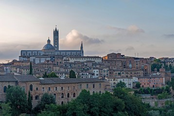 Panoramablick auf die Altstadt von Siena in der Toskana in Italien