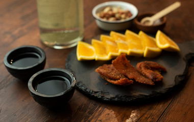 Mezcal botella barro negro oaxaca tabla mezcalera 