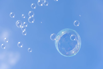 夏空にしゃぼん玉