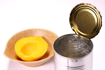空き缶と缶詰めの黄桃