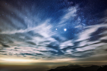 雲の上の星空