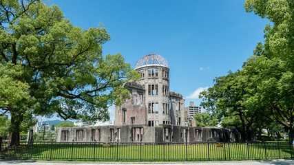 夏の木々と原爆ドーム
