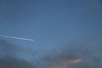 夏の夕方の空に見える飛行機雲
