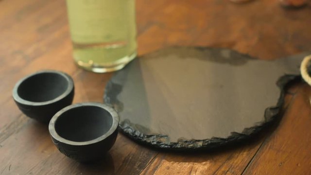 sirviendo Mezcal tabla mezcalera barro negro oaxaca m&eacute;xico bebida alcoh&oacute;lica