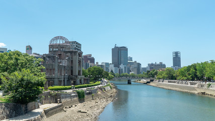 Fototapeta na wymiar 真夏　原爆ドーム周辺　広島の町並み