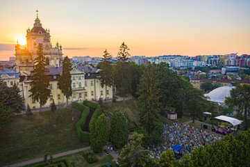 Obraz premium Concert in Metropolitan Garden of St. George's Cathedral. Aerial view from drone