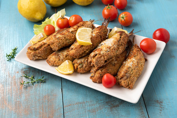 Piatto di deliziose sardine ripiene fritte, cucina Italiana