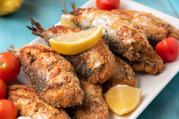 Piatto di deliziose sardine ripiene fritte, cucina Italiana