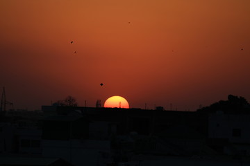 Obraz premium Sunset in the city, Sunset, kites flying, kites fighting.