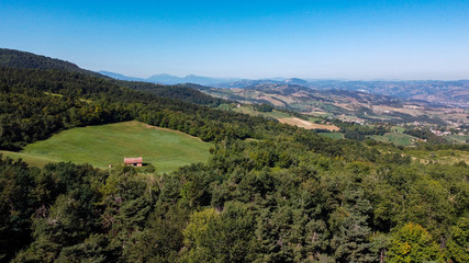 Vista aerea delle colline sugli Appennini modenesi, Italia, con campi, prati e boschi