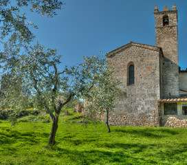 Fototapeta na wymiar petite chapelle dans un centre médiévale en Italie