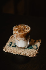 bebida fría ice latte, vaso de café con leche y hielo en un vaso de cristal