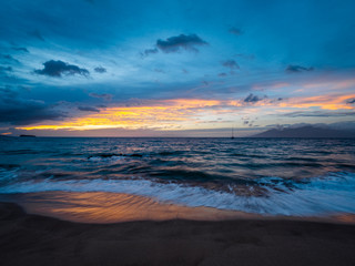 Fototapeta na wymiar Amazing sunset and boat on the horizon. Beautiful nature of Hawaii