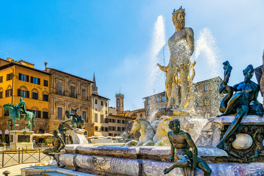 Neptunbrunnen und Reiterstandbild auf der Piazza della Signoria in Florenz (Fontana di Piazza)