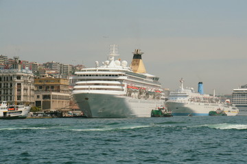 Fototapeta na wymiar Cruise Ships in Istanbul