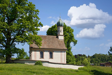 Fototapeta na wymiar das Ramsachkircherl (auch Ähndl genannt) im Murnauer Moor, Oberbayern