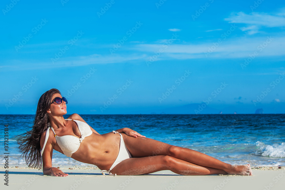 Poster Woman in bikini at tropical beach