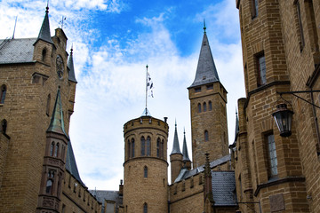 Fototapeta premium Burg Hohenzollern, Schloss Hohenzollern auf Berggipfel, Deutschland. Ein berühmtes Wahrzeichen in der Nähe von Stuttgart auf der schwäbischen Alb. Blick auf die Burg Hohenzollern