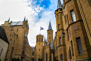 Obraz premium Burg Hohenzollern, Schloss Hohenzollern auf Berggipfel, Deutschland. Ein berühmtes Wahrzeichen in der Nähe von Stuttgart auf der schwäbischen Alb. Blick auf die Burg Hohenzollern
