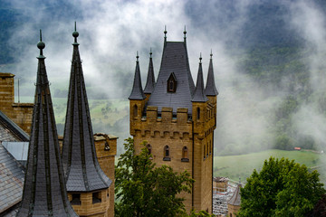 Fototapeta premium Burg Hohenzollern, Schloss Hohenzollern auf Berggipfel, Deutschland. Ein berühmtes Wahrzeichen in der Nähe von Stuttgart auf der schwäbischen Alb. Blick auf die Burg Hohenzollern